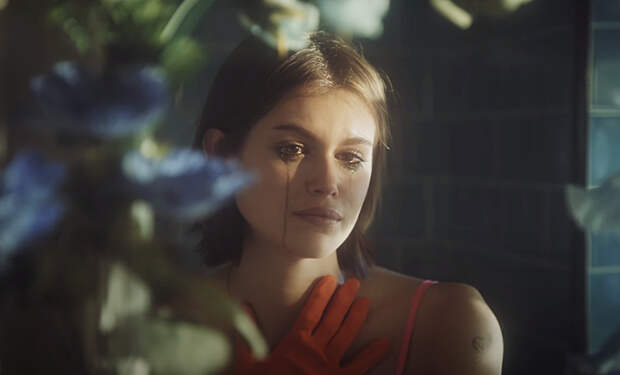 Кайя Гербер сыграла главную роль в режиссерском дебюте Кары Делевинь