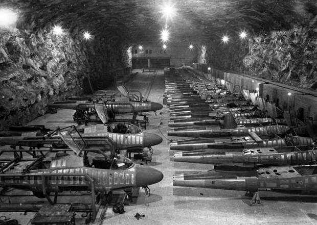 Линия сборки истребителей Хейнкель He-162 на подземном заводе Юнкерс в Тартуне. Линия сборки истребителей Хейнкель He-162 на подземном заводе Юнкерс в Тартуне.