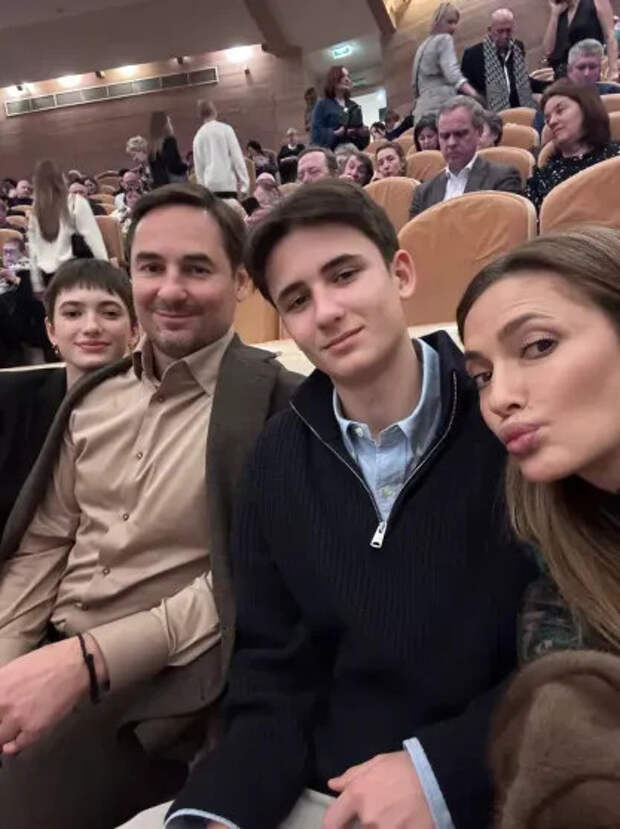Артём Зуев и Снежанна Георгиева с детьми