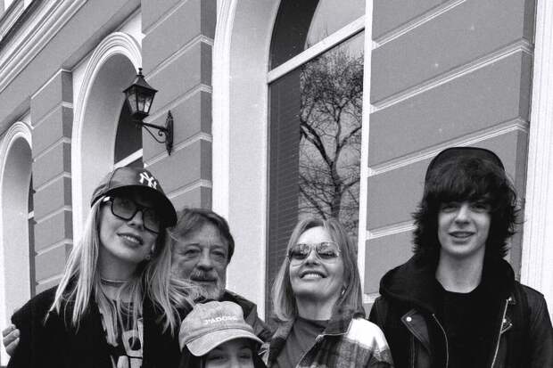 Певица Анастасия Стоцкая показала фото с родителями и детьми