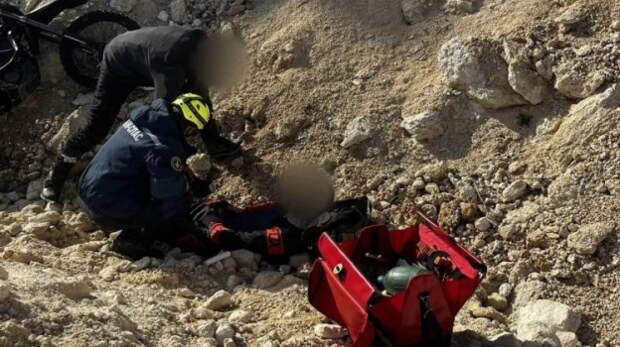 Мотоциклист слетел в карьер в Сакском районе