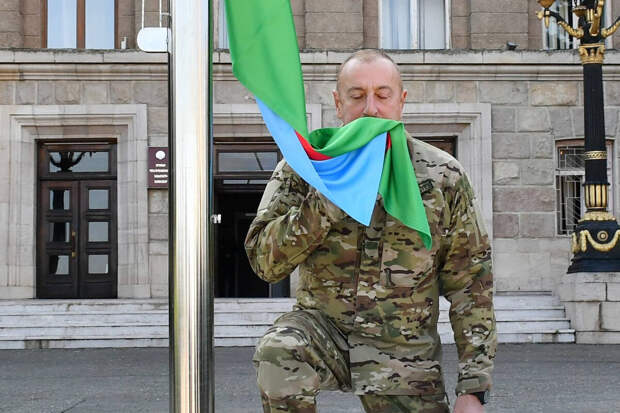 По словам президента Азербайджана, тема карабахского конфликта окончательно закрыта. Алиев прошелся по флагу Нагорного Карабаха, который был расстелен на полу в бывшей администрации республики.-3