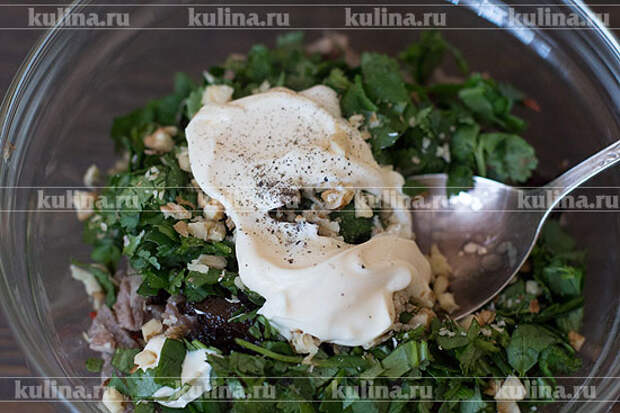 Салат посолить и поперчить по вкусу, перемешать.