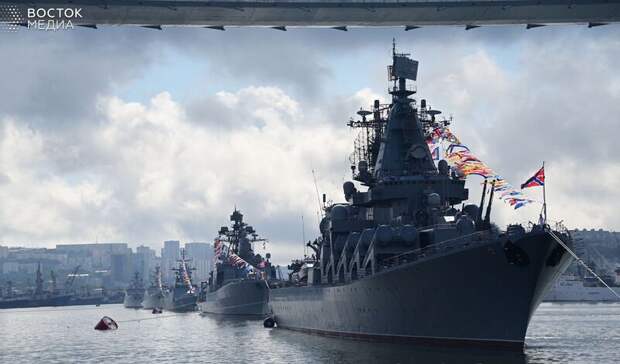 Владивосток отметил День ВМФ морским парадом в бухте Золотой Рог — фоторепортаж