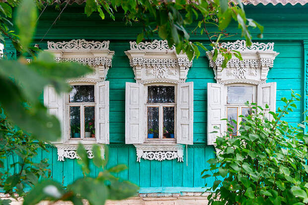 Для чего на самом деле украшают окна резными наличниками?