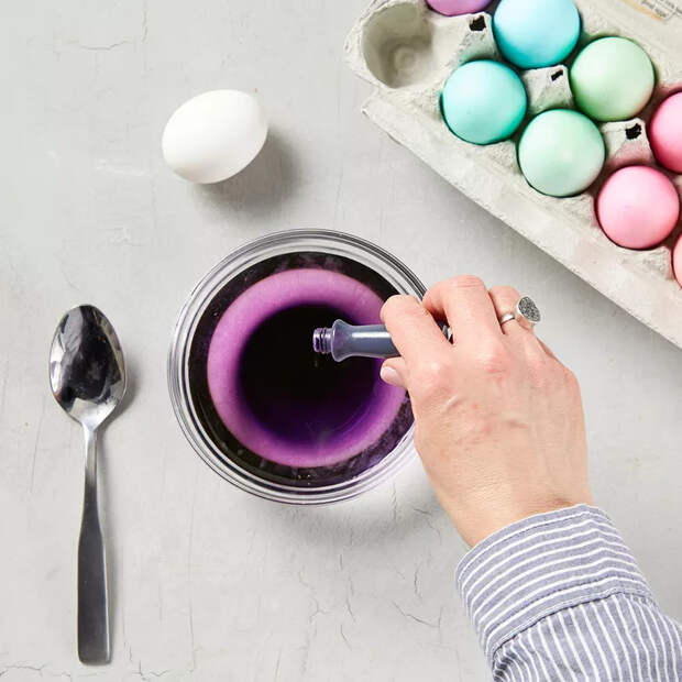 Легкий и быстрый способ окраски пасхальных яиц: мраморное совершенство на Пасху