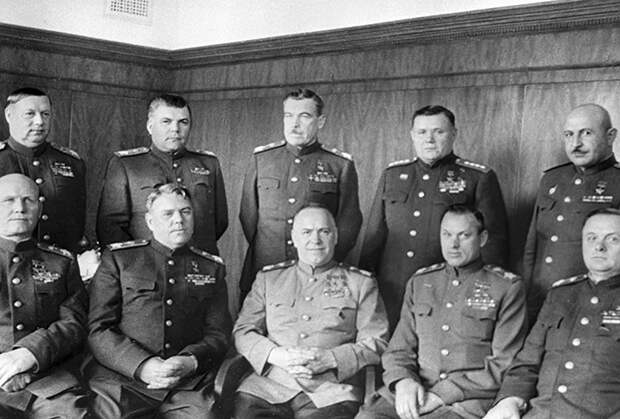 Командующие фронтами Великой Отечественной войны — маршалы Иван Конев, Александр Василевский, Георгий Жуков, Константин Рокоссовский, Кирилл Мерецков (первый ряд слева направо); Федор Толбухин, Родион Малиновский, Леонид Говоров, Андрей Еременко, Иван Баграмян (второй ряд слева направо)