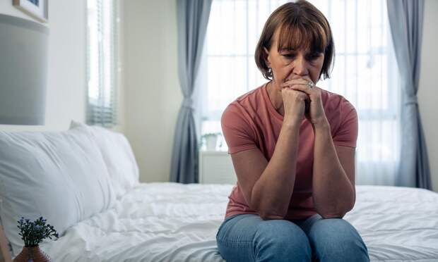 Женщина слышала голоса, боялась слежки и думала, что сходит с ума. Всему виной был ПМС