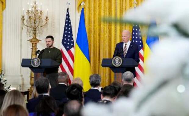 На фото: во время визита президента Украины Владимира Зеленского (слева) в США