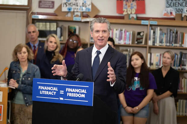 Губернатор Калифорнии: цены на бензин в США растут - Трамп не ведает что творит