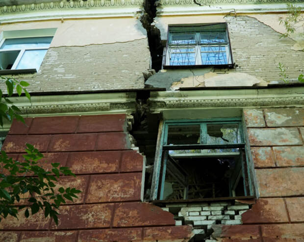 Дома покрываются гигантскими трещинами./Фото:m.59.ru Дома покрываются гигантскими трещинами./Фото:m.59.ru