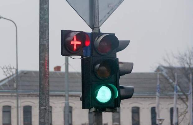 Зачем нужны новые светофоры с красным крестом и что они означают