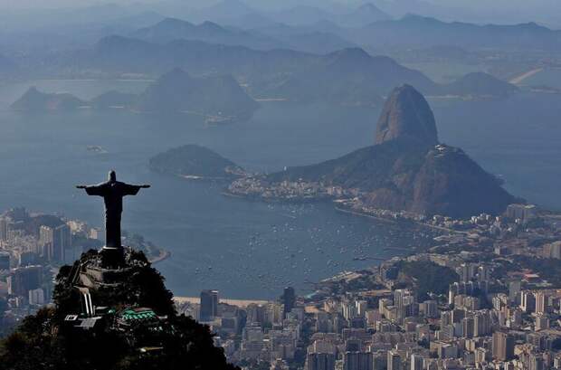 Христос-Искупитель над Рио-де-Жанейро, Бразилия. Хотя памятник стоит на горе на высоте 700 м над городом, сама статуя имеет в высоту всего 30 м, занимая 135-ю строчку в мировом рейтинге в мире, высота, красота, люди, памятник, подборка, статуя, факты