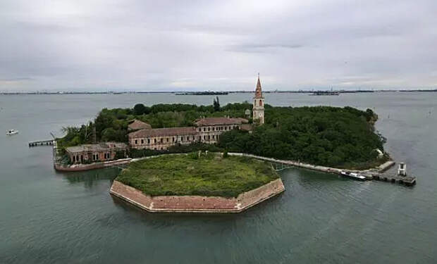 Остров у берегов Венеции пытались освоить с 441 года, но в после многих неудач сочли проклятым