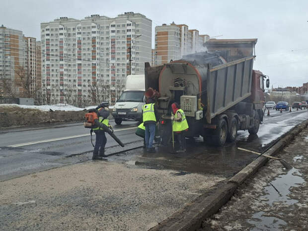 В Туле провели ямочный ремонт на Павшинском мосту