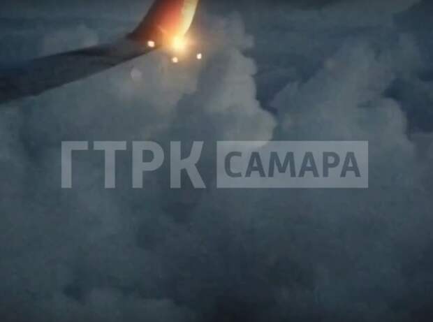 Пассажир самолета показал из иллюминатора фото грозового фронта над Самарой