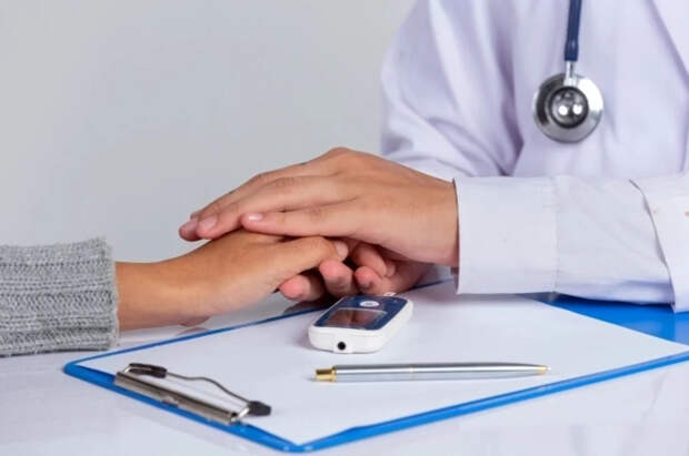 Врач Джавахия назвал три внешних признака высокого уровня холестерина