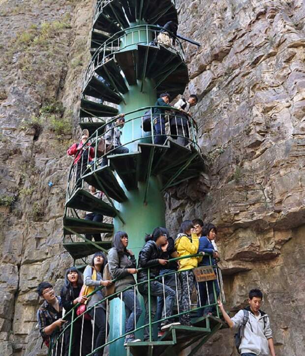 Китай предлагает острые ощущения в стиле скалолазания, только без смертельной опасности и особой подготовки (Spiral Staircase in Taihang Mountains). | Фото: meetingbenches.com.