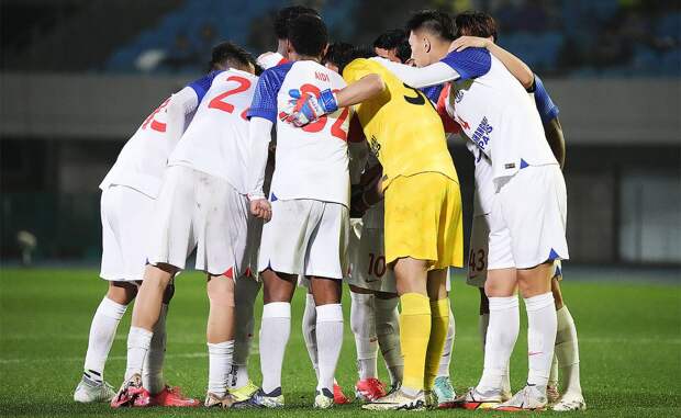 Игроки «Шанхая» Слуцкого вышли на матч с «Динамо» в шапках-ушанках. Матч проводится в ОАЭ