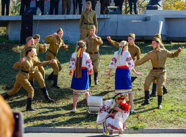 В день освобождения Запорожья власти инсценировали сцены изнасилования украинок советскими солдатами (МНОГО ФОТО)
