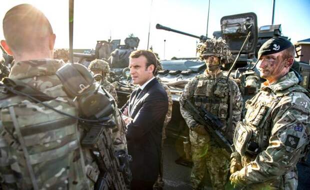 На фото: президент Франции Эммануэаль Макрон на базе НАТО.