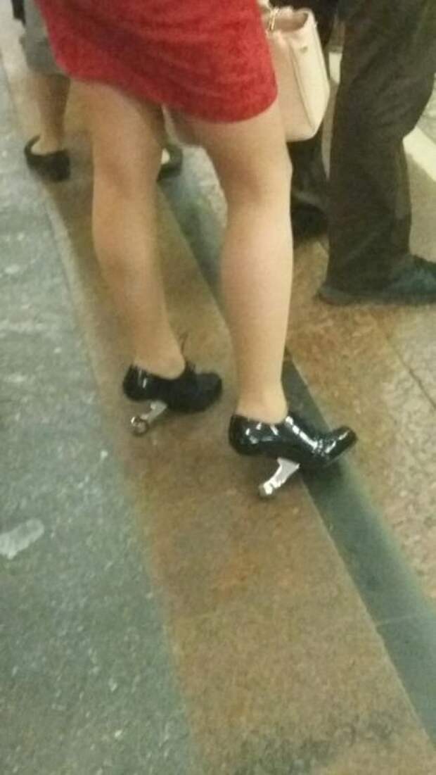 Модники и модницы в метро (24 фото)