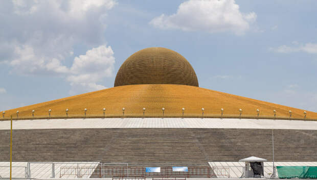 Храм Wat Dhammakaya и миллион золотых статуэток