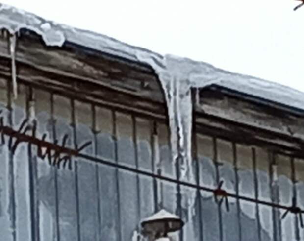 В Старой Руссе свалившаяся с трёхэтажного дома глыба льда разбила голову пенсионерке