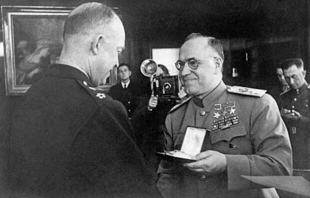176 бриллиантов, рубины и платина: кого в СССР награждали самой ценной наградой