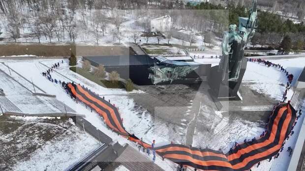 В центре Донецка развернули 200-метровую георгиевскую ленту