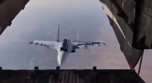 Российский Су-30 в Сирии «заглянул» в транспортный Ил-76
