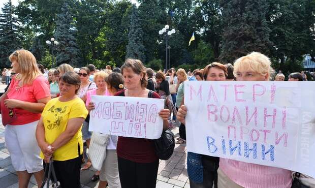 Матери днепропетровских десантников АТО требуют для своих сыновей еды и оружия Матери днепропетровских десантников АТО требуют для своих сыновей еды и оружия