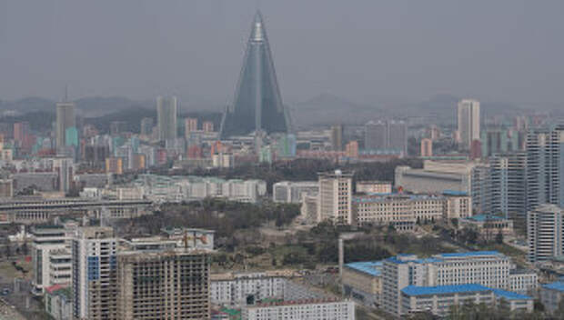 Вид на гостиницу Рюгён и жилые кварталы Пхеньяна со смотровой площадки монумента идей Чучхе