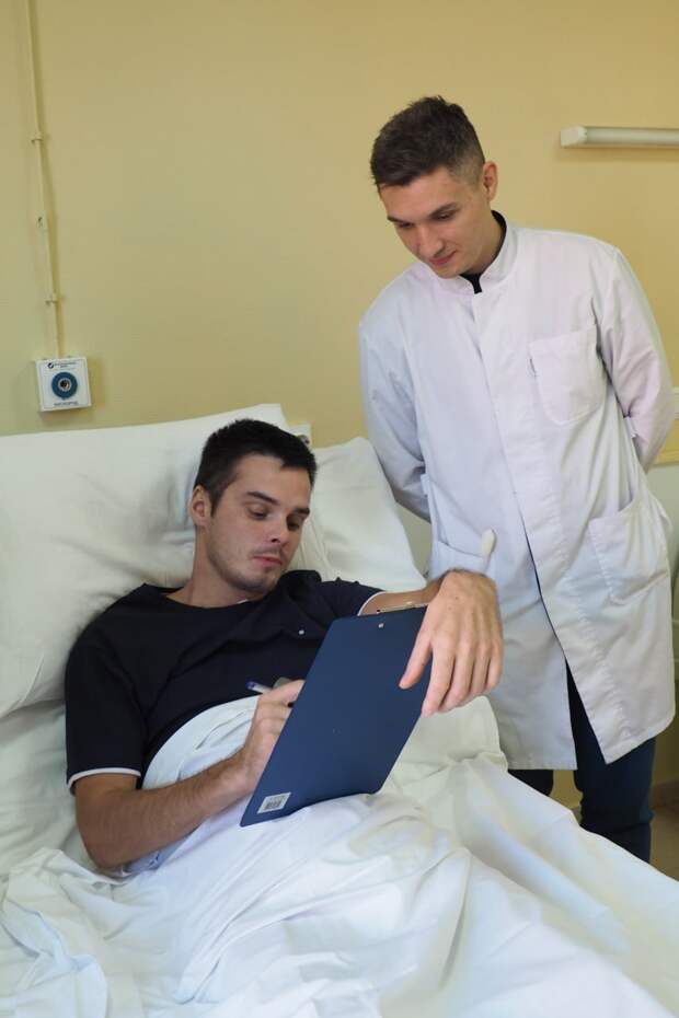 Жених — пациент ГБУЗ ЛОКБ, который за месяц до свадьбы упал со снегоболотохода на горнолыжном курорте и получил серьезную травму шейного отдела позвоночника.  Несмотря на это, свадьбу решили не откладывать, а сыграть её в отделении нейрохирургии. Полноценная церемония бракосочетания с регистратором состоялась в палате пациента, а в качестве свидетеля выступил лечащий врач Валерий Янкевич, который и подавал кольца молодоженам.