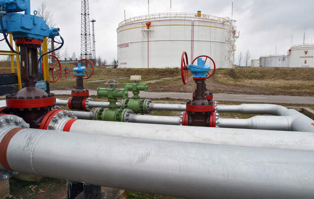 Беспилотники ВСУ ударили по нефтебазе на юге Луганска