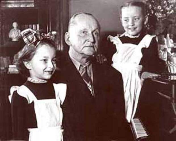 А. Вертинский с дочерьми Марианной и Анастасией