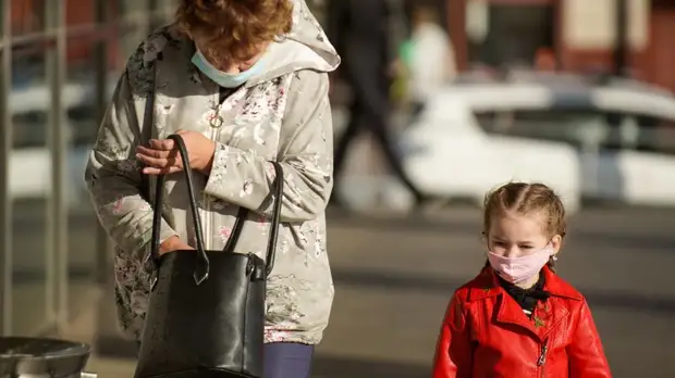 Врач рассказал, с какого возраста дети могут носить маски