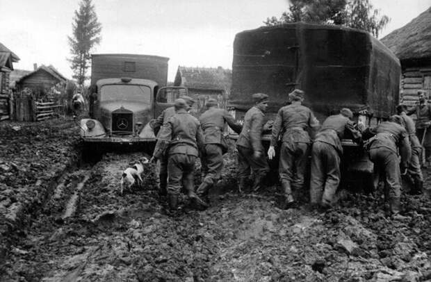 Mercedes-Benz на дороге советской деревни, 1941 год.  Это вам не по Европе с маршами разъезжать! Тут даже природа против