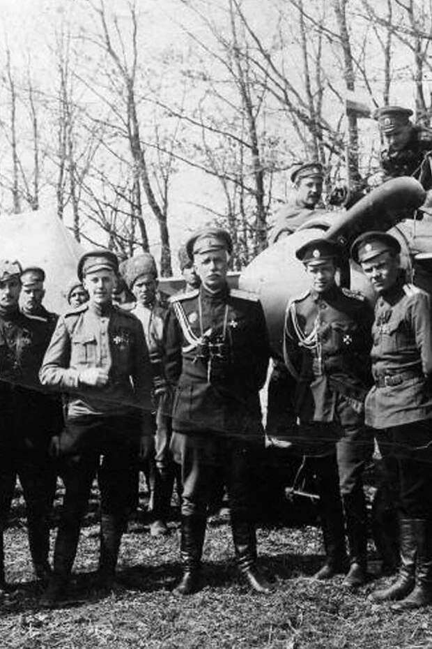 Генерал-майор А. Е. Снесарев на фронте с проверкой в 7-м истребительном авиаотряде И. А. Орлова (справа от генерала). Примерно март 1917 года.
