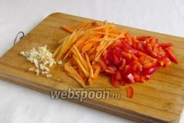 Морковь нарезать соломкой или натереть на корейской тёрке. Сладкий перец нарезать мелкими кубиками, чеснок измельчить удобным способом.