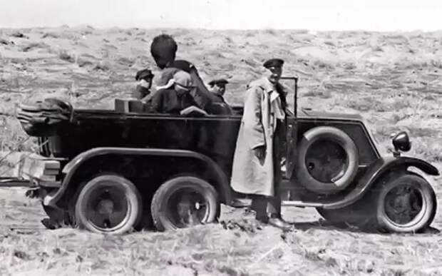 Соперничество между Андре Ситроеном и Луи Рено породило одни из первых серьезных внедорожников.  В 1923 году Citroen произвел полугусеничные внедорожники, которые использовались для Black Raid по всей Африке.  В ответ Renault создала трехколесные трехколесные грузовики MN.  Они повторили достижение, покинув Алжир 13 ноября 1924 года и прибыв в Кейптаун 3 июля 1925 года.   Три Renault MH также использовались в знаменитой экспедиции академика Александра Ферсмана 1929 года в пустыню Каракумы.  