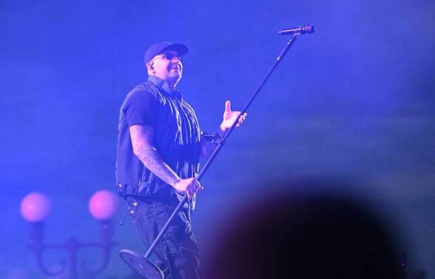 «Все ждут Новый год»: Баста, Zivert и Ваня Дмитриенко возглавили рейтинг популярных артистов