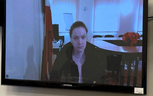 Суд в Риге над швеей из-за перевода 43 евро: началось разбирательство по делу Полины Камлевой