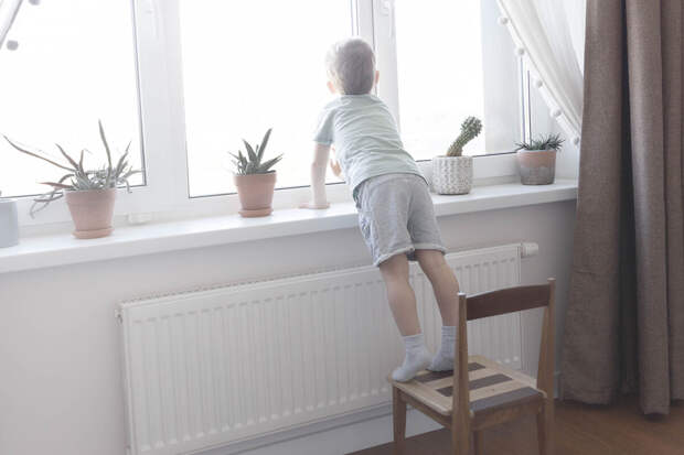 В Благовещенске ребенок кидался ножами с балкона