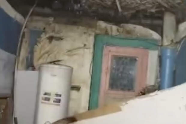 Рухнувший в туалете аварийного дома потолок едва не пришиб подростка