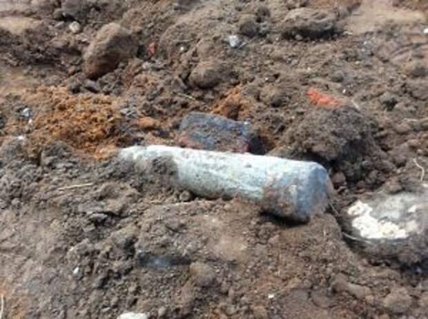 Рабочие откопали снаряд времён войны на улице Демьяна Бедного