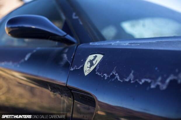 Лакокрасочное покрытие сходит и обнажает слои краски, а эмблемы Scuderia Ferrari на передних крыльях совсем побледнели. ferrari, авто, автомобили, брошенный автомобиль, спорткар, суперкар, токио, япония