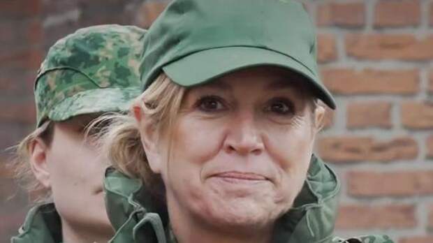 Королева Нидерландов вместо пенсии пошла в армию