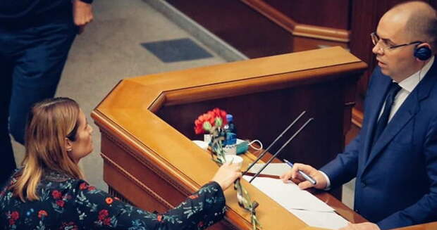 Глава украинского Минздрава получил жуткий могильный подарок