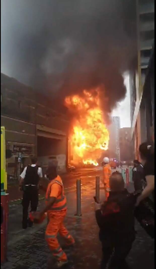 В центре Лондона произошло крупное возгорание коммерческих зданий